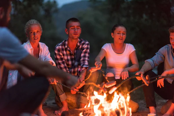 Groupe Jeunes Amis Heureux Détendre Profiter Soirée Été Autour Feu — Photo