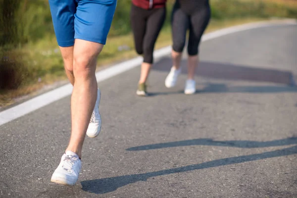 Gruppe Junger Leute Joggt Einem Sommertag Auf Feldwegen Auf Offener — Stockfoto