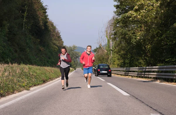 Jovem Casal Desfrutando Estilo Vida Saudável Enquanto Corre Longo Estrada — Fotografia de Stock