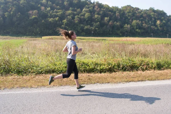 Fiatal Élvezi Egészséges Életmód Miközben Jogging Ország Mentén — Stock Fotó
