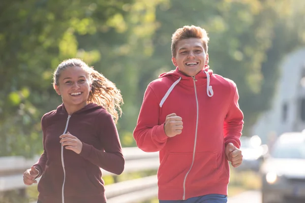 Jovem Casal Desfrutando Estilo Vida Saudável Enquanto Corre Longo Estrada — Fotografia de Stock