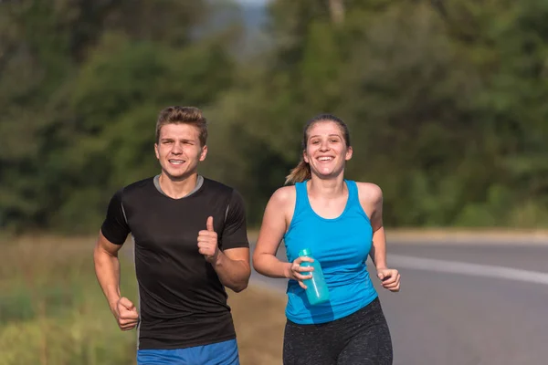 Ungt Par Njuta Hälsosam Livsstil Medan Jogging Längs Landsväg — Stockfoto