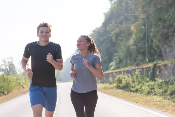 Jovem Casal Desfrutando Estilo Vida Saudável Enquanto Corre Longo Estrada — Fotografia de Stock