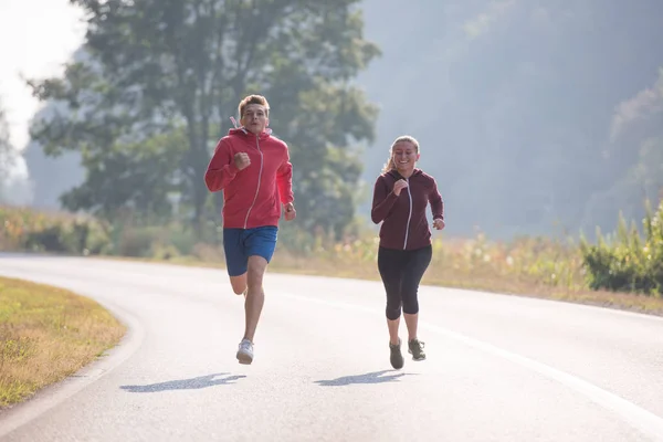 Junges Paar Genießt Gesunden Lebensstil Beim Joggen Entlang Der Landstraße — Stockfoto