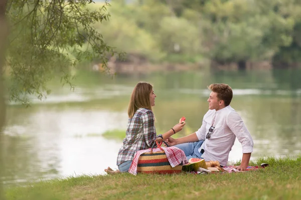 Pareja Amor Disfrutando Picnic Bebida Comida Hermosa Naturaleza Orilla Del —  Fotos de Stock