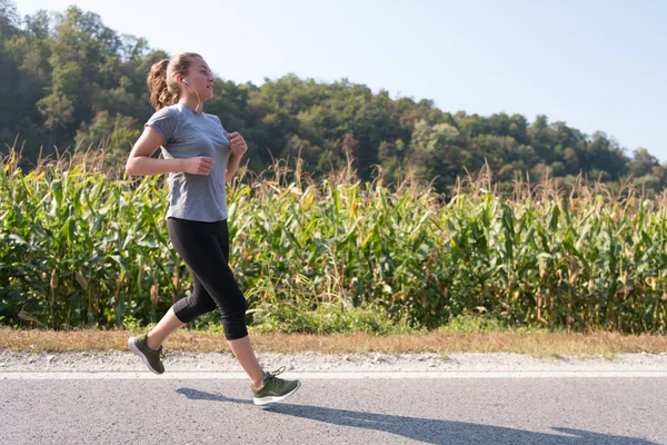 Jovem Mulher Desfrutando Estilo Vida Saudável Enquanto Corre Longo Estrada — Fotografia de Stock