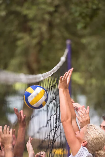 Gruppo Giovani Amici Che Giocano Beach Volley Una Bella Natura — Foto Stock