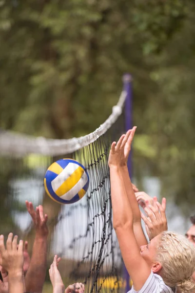 Groep Jonge Vrienden Die Beachvolleyballen Een Prachtige Natuur Aan Oever — Stockfoto