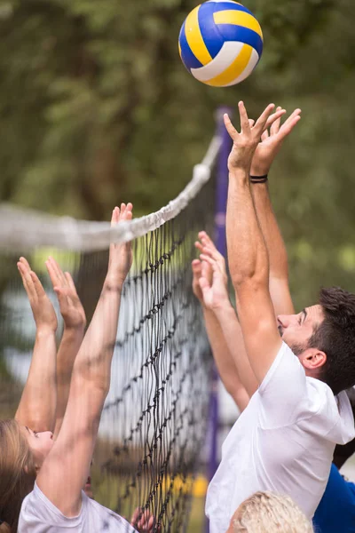 Nehir Kıyısında Güzel Bir Doğada Plaj Voleybolu Oynayan Genç Arkadaşlar — Stok fotoğraf