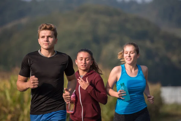 Grupp Ungdomar Jogging Land Road Runners Körs Den Öppna Vägen — Stockfoto