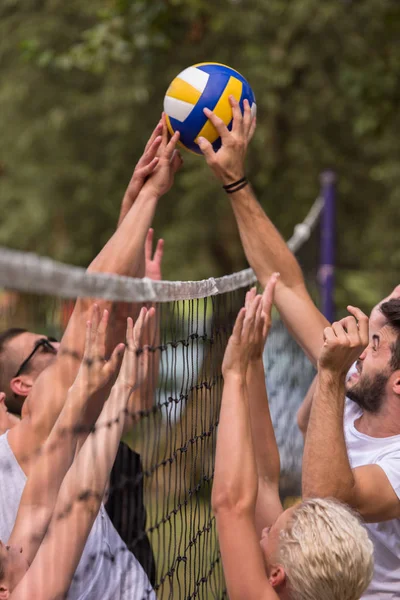 Groep Jonge Vrienden Die Beachvolleyballen Een Prachtige Natuur Aan Oever — Stockfoto