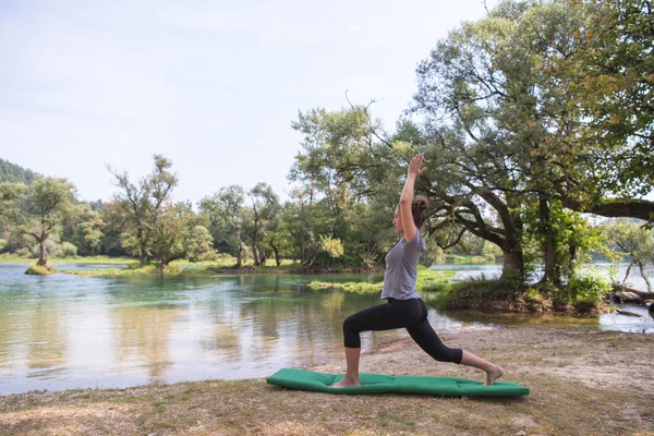 Healthy Woman Relaxing While Meditating Doing Yoga Exercise Beautiful Nature — Stock Photo, Image