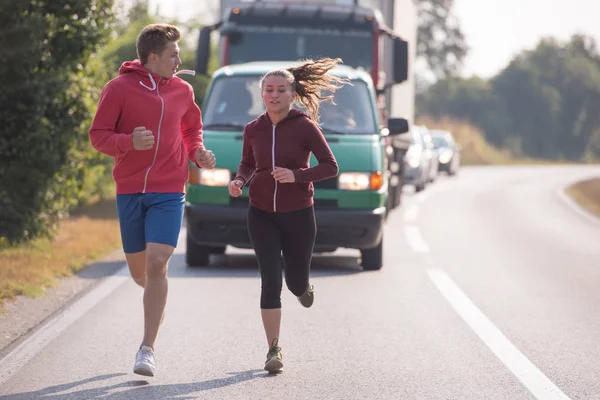 Junges Paar Genießt Gesunden Lebensstil Beim Joggen Entlang Der Landstraße — Stockfoto