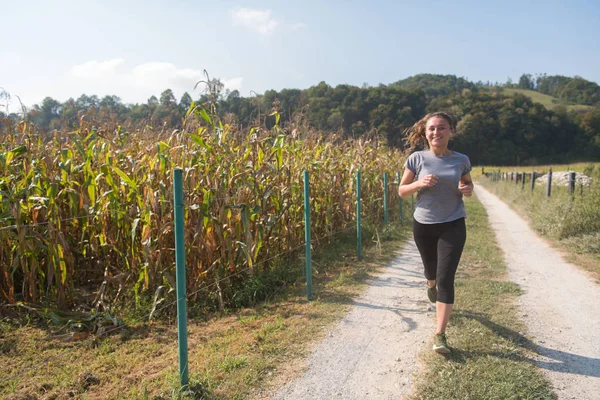 Jovem Mulher Desfrutando Estilo Vida Saudável Enquanto Corre Longo Estrada — Fotografia de Stock