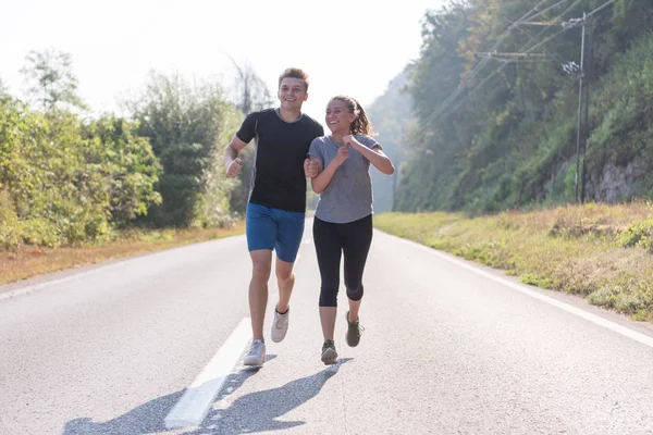 Fiatal Pár Élvezi Egészséges Életmód Miközben Jogging Ország Mentén — Stock Fotó