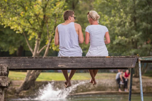 Par Kärlek Njuter Vattenmelon Medan Sitter Träbro Över Floden Vacker — Stockfoto