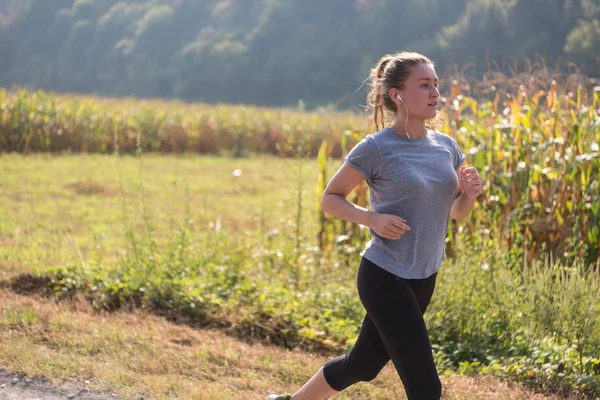 Jovem Mulher Desfrutando Estilo Vida Saudável Enquanto Corre Longo Estrada — Fotografia de Stock