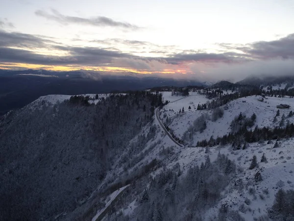 Vista Aérea Neve Fresca Cobrindo Floresta Inverno Montanhas Pôr Sol — Fotografia de Stock