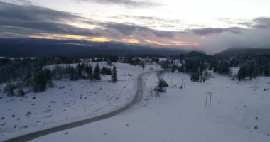 taze karla kaplı kış orman yüksek dağları günbatımı'nda havadan görünümü