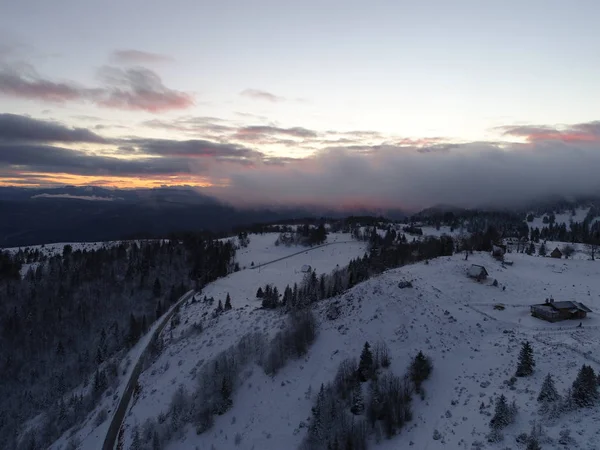 Luchtfoto Van Verse Sneeuw Winter Forest Bergen Zonsondergang Kerstavond — Stockfoto