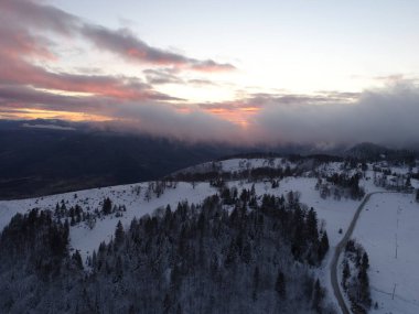 taze kar kış orman dağlarda günbatımı Noel arifesinde de kapsayan havadan görünümü