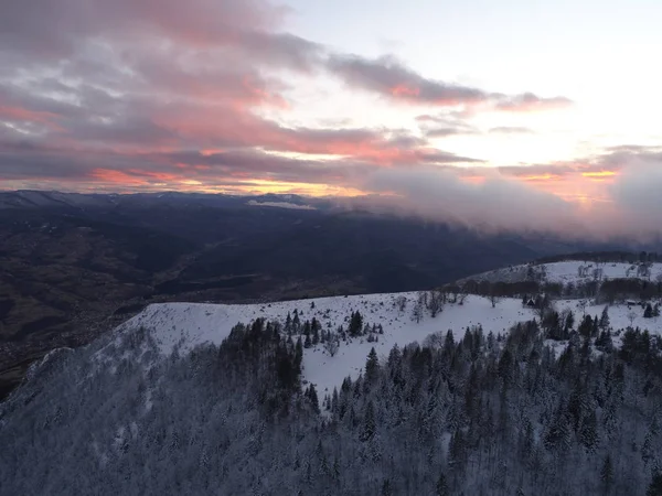 Vista Aérea Neve Fresca Cobrindo Floresta Inverno Montanhas Pôr Sol — Fotografia de Stock