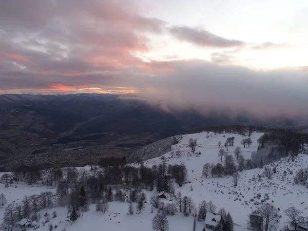 Vista Aerea Neve Fresca Che Copre Foresta Invernale Montagna Tramonto — Foto Stock