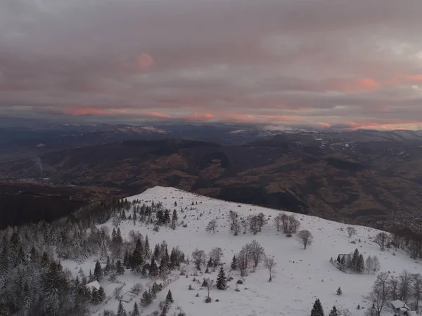 Vista Aerea Neve Fresca Che Copre Foresta Invernale Montagna Tramonto — Foto Stock