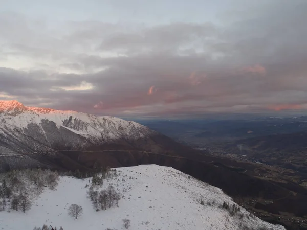 Vista Aérea Neve Fresca Cobrindo Montanhas Pôr Sol Véspera Natal — Fotografia de Stock