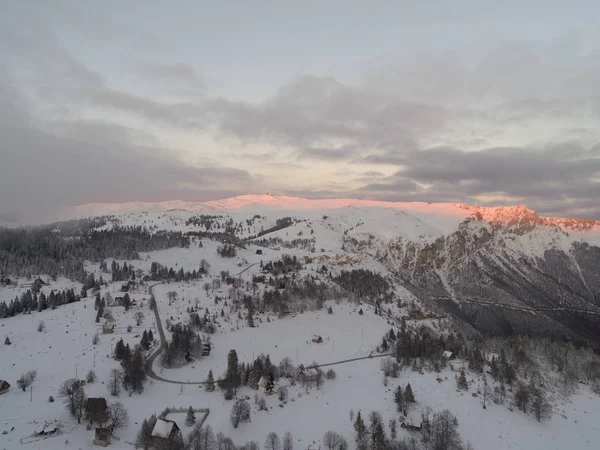 Vista Aérea Neve Fresca Cobrindo Floresta Inverno Montanhas Pôr Sol — Fotografia de Stock