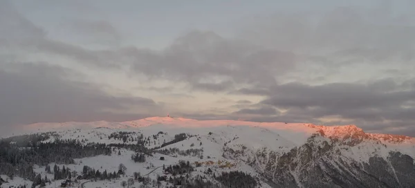 Vista Aérea Nieve Fresca Que Cubre Las Montañas Invierno Puesta — Foto de Stock