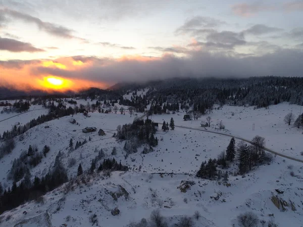 Luchtfoto Van Verse Sneeuw Bedekte Winter Bos Hoge Bergen Zonsondergang — Stockfoto