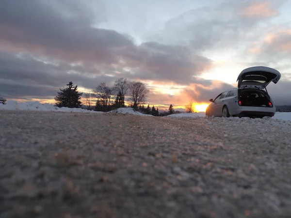 Oberflächenansicht Des Autos Mit Offenem Kofferraum Und Wunderschöner Sonnenuntergangskulisse Heiligabend — Stockfoto