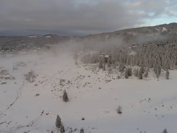 Luftaufnahme Von Neuschnee Bedeckt Winter Wald Den Bergen Bei Sonnenuntergang — Stockfoto