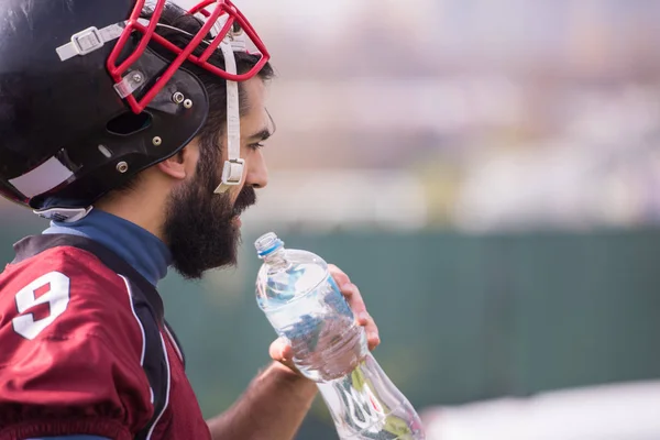 Giocatore Football Americano Stanco Che Beve Acqua Mentre Riposa Dopo — Foto Stock