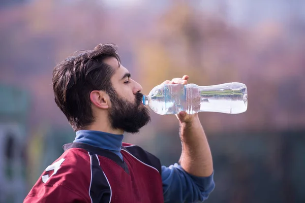 Ένας Κουρασμένος Αμερικανός Ποδοσφαιριστής Πίνει Νερό Ενώ Ξεκουράζεται Μετά Από — Φωτογραφία Αρχείου
