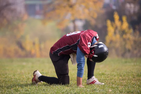 Giocatore Football Americano Stanco Che Riposa Dopo Duro Allenamento Sul — Foto Stock