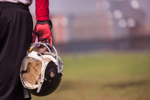 Primer Plano Del Jugador Fútbol Americano Sosteniendo Casco Negro Campo —  Fotos de Stock