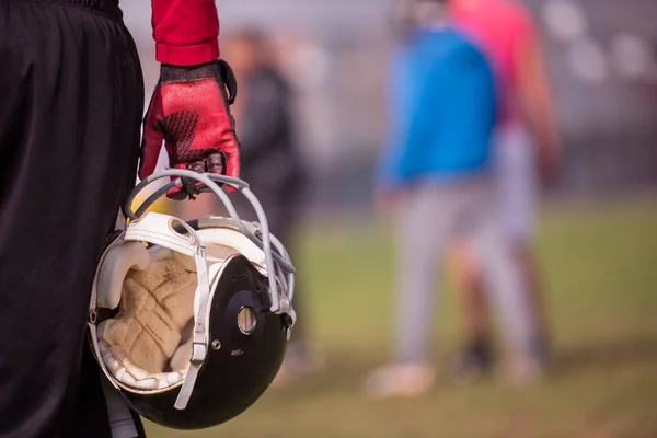 Primer Plano Del Jugador Fútbol Americano Sosteniendo Casco Negro Campo —  Fotos de Stock