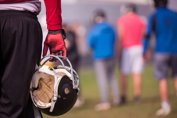 Close Tiro Jogador Futebol Americano Segurando Capacete Preto Campo — Fotografia de Stock