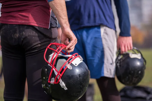 Primo Piano Del Giocatore Football Americano Che Tiene Casco Nero — Foto Stock