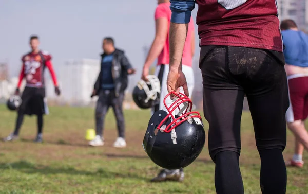 Primer Plano Del Jugador Fútbol Americano Sosteniendo Casco Negro Campo —  Fotos de Stock