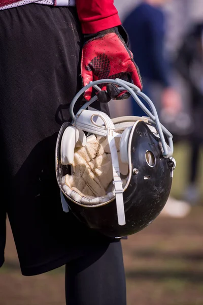 Primer Plano Del Jugador Fútbol Americano Sosteniendo Casco Negro Campo —  Fotos de Stock