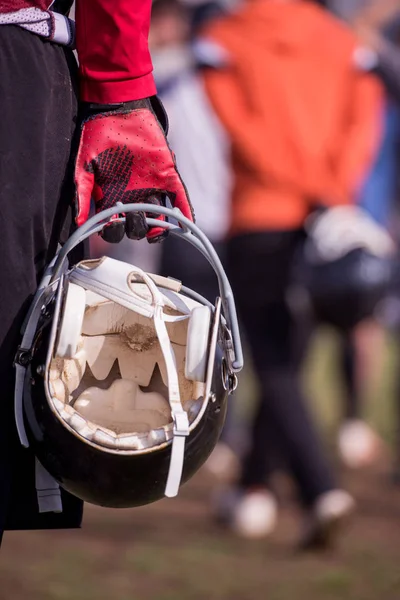 Close Tiro Jogador Futebol Americano Segurando Capacete Preto Campo — Fotografia de Stock