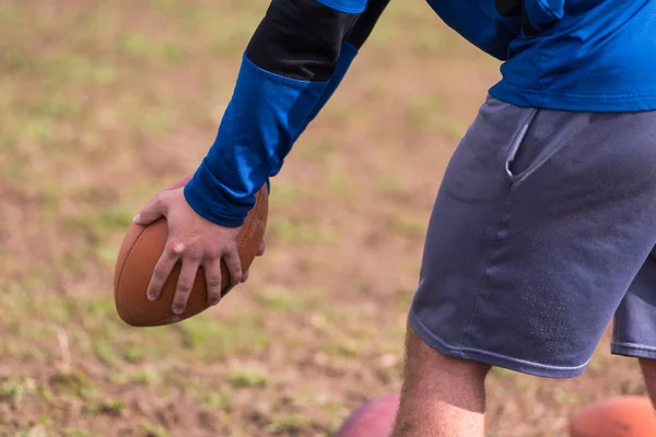 Treinador Equipe Jogando Bola Grupo Jovens Jogadores Futebol Americano Ação — Fotografia de Stock