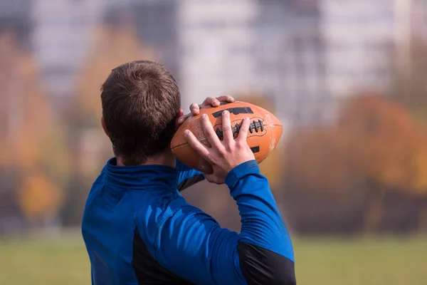 Takım Koçu Sahadaki Antrenman Sırasında Genç Amerikan Futbolcu Grubuna Topu — Stok fotoğraf