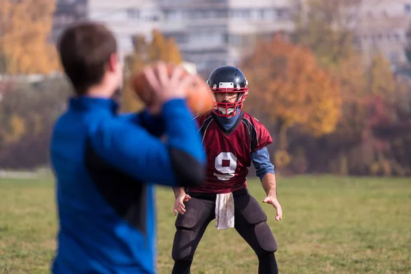 Treinador Equipe Jogando Bola Grupo Jovens Jogadores Futebol Americano Ação — Fotografia de Stock