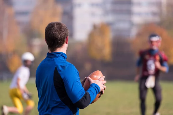 Treinador Equipe Jogando Bola Grupo Jovens Jogadores Futebol Americano Ação — Fotografia de Stock