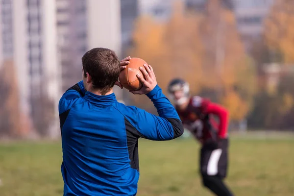 Treinador Equipe Jogando Bola Grupo Jovens Jogadores Futebol Americano Ação — Fotografia de Stock