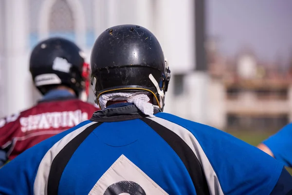 Team Coach Gooit Bal Groep Jonge Amerikaanse Voetballers Actie Tijdens — Stockfoto